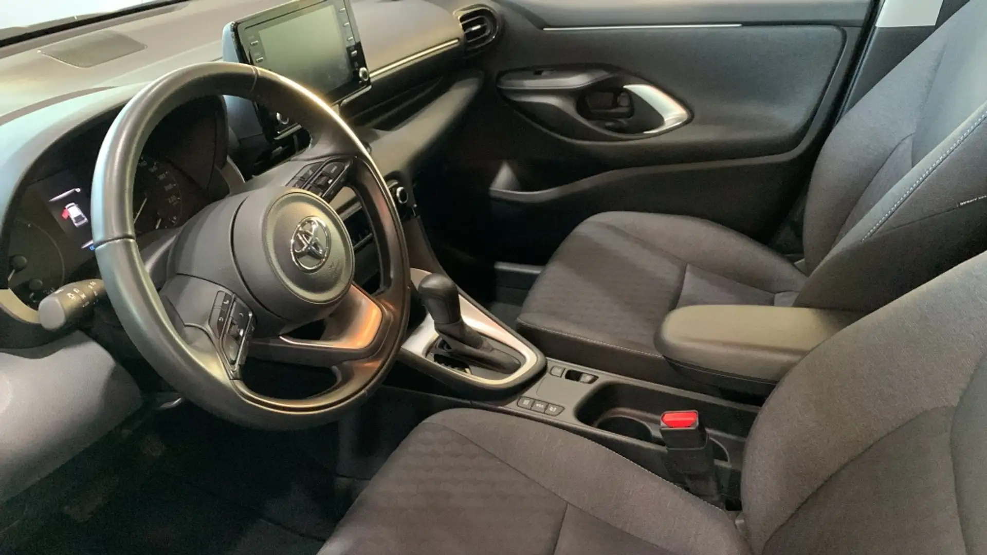 Toyota Yaris 120H 1.5 Active Tech Grau - 2