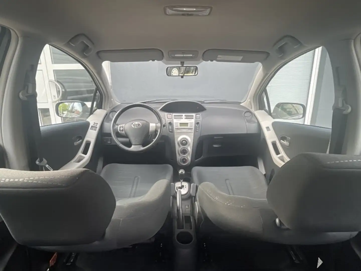 Toyota Yaris 1,3-l-MMT.Automatik,Klima,PDC Sol Grau - 2