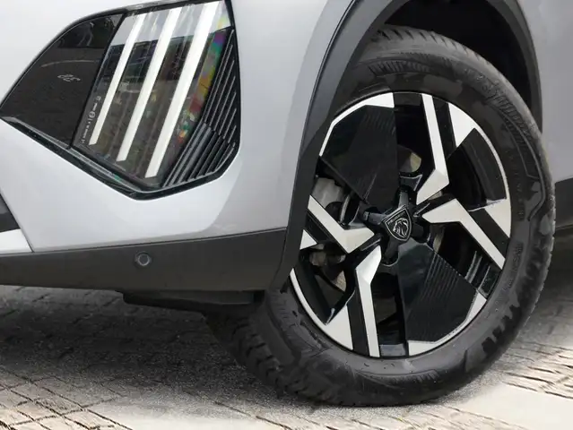Peugeot 2008 view 5