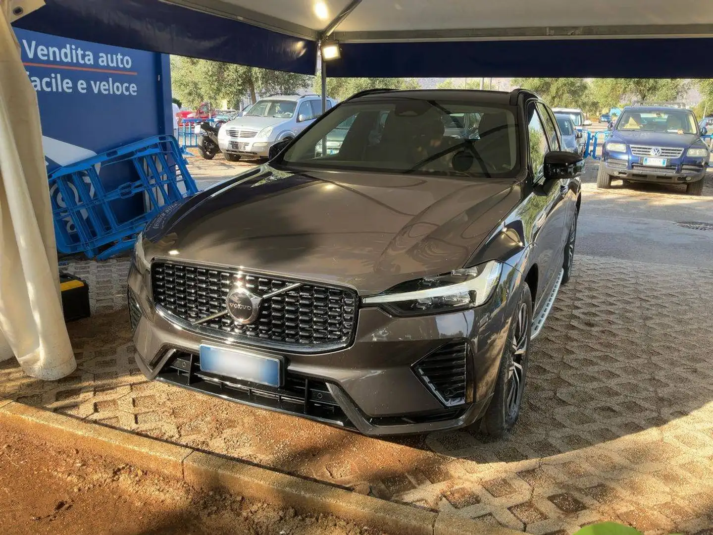 Volvo XC60 XC60 2.0 B4 Mild-Hybrid Plus Dark AWD Grau - 2