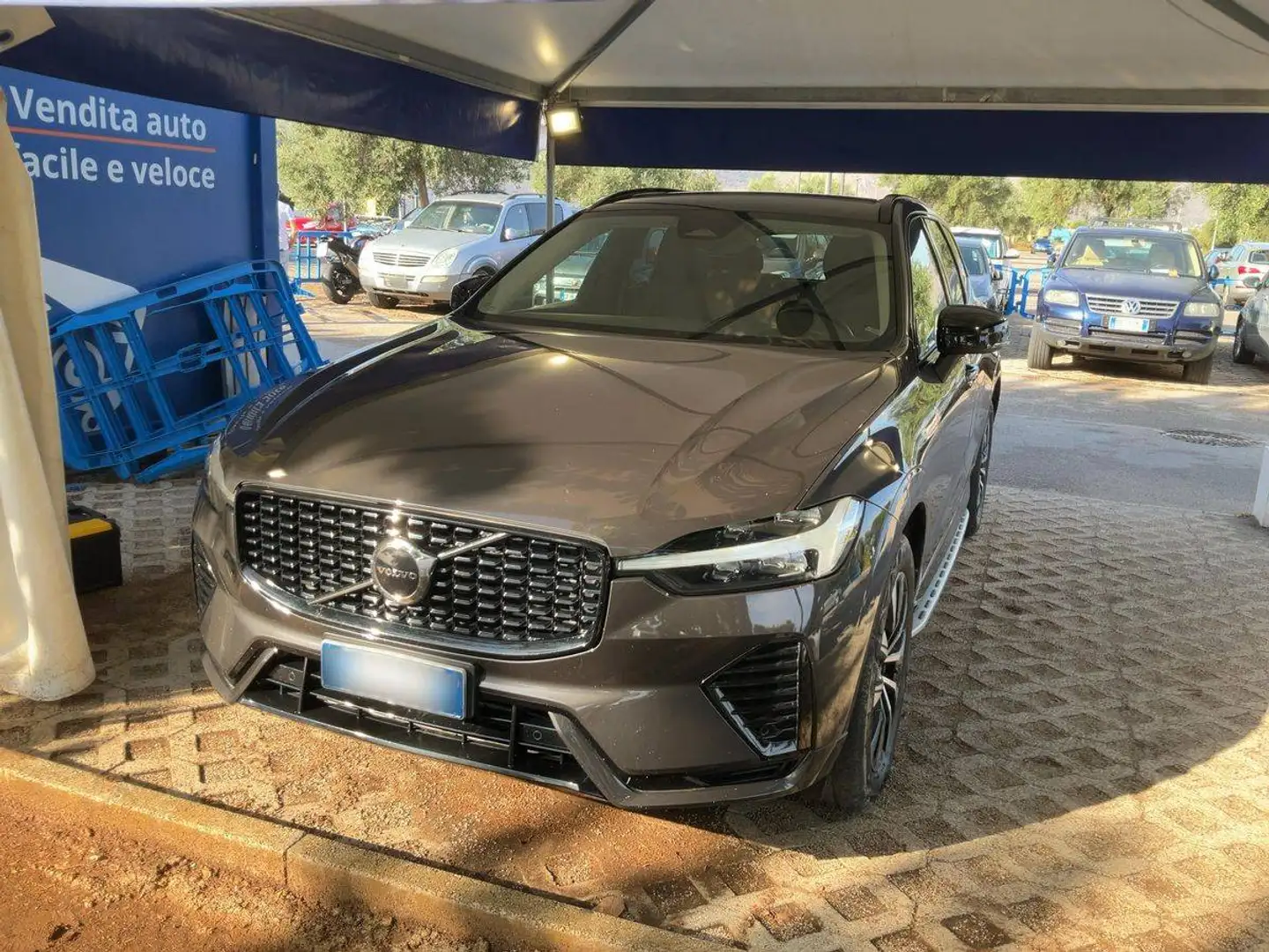 Volvo XC60 XC60 2.0 B4 Mild-Hybrid Plus Dark AWD Grau - 1