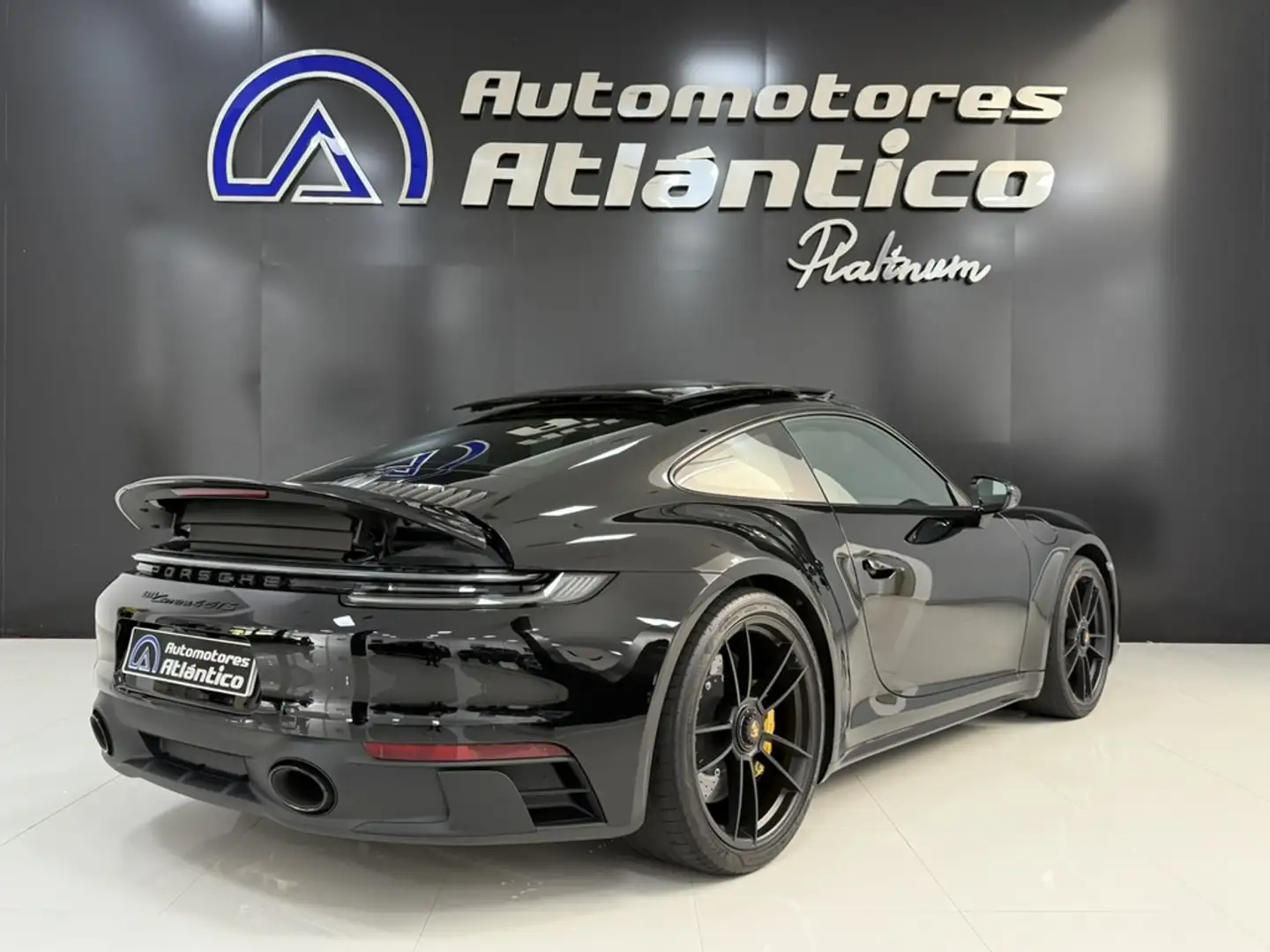 Porsche 992 Carrera 4 GTS Coupé PDK Schwarz - 2