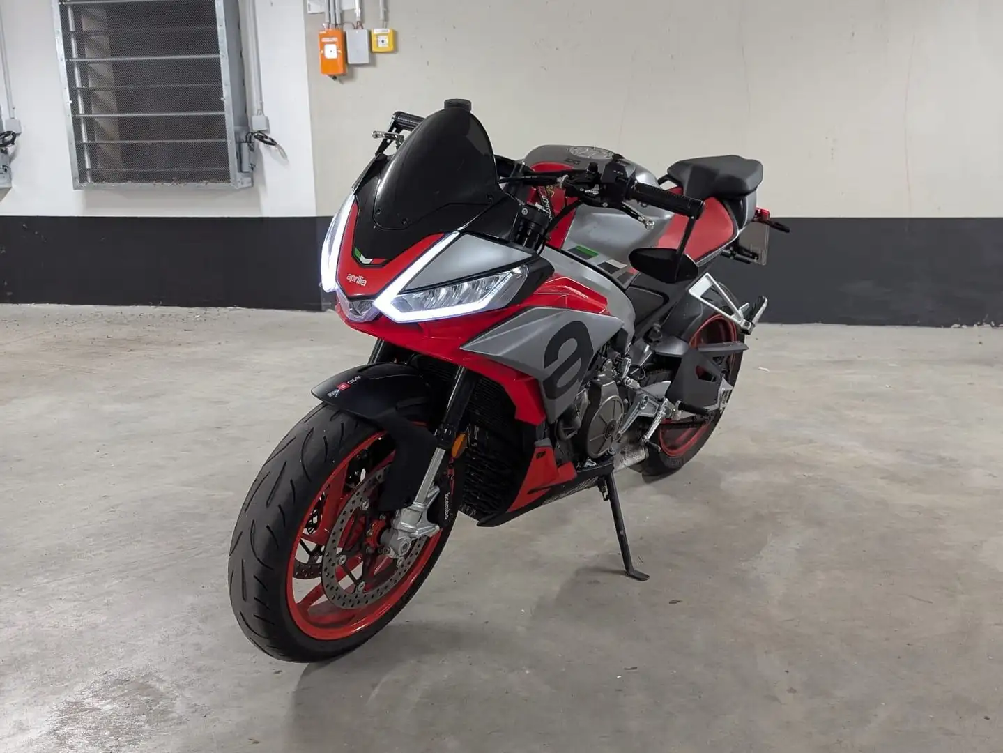 Aprilia Tuono 660 Gris - 2