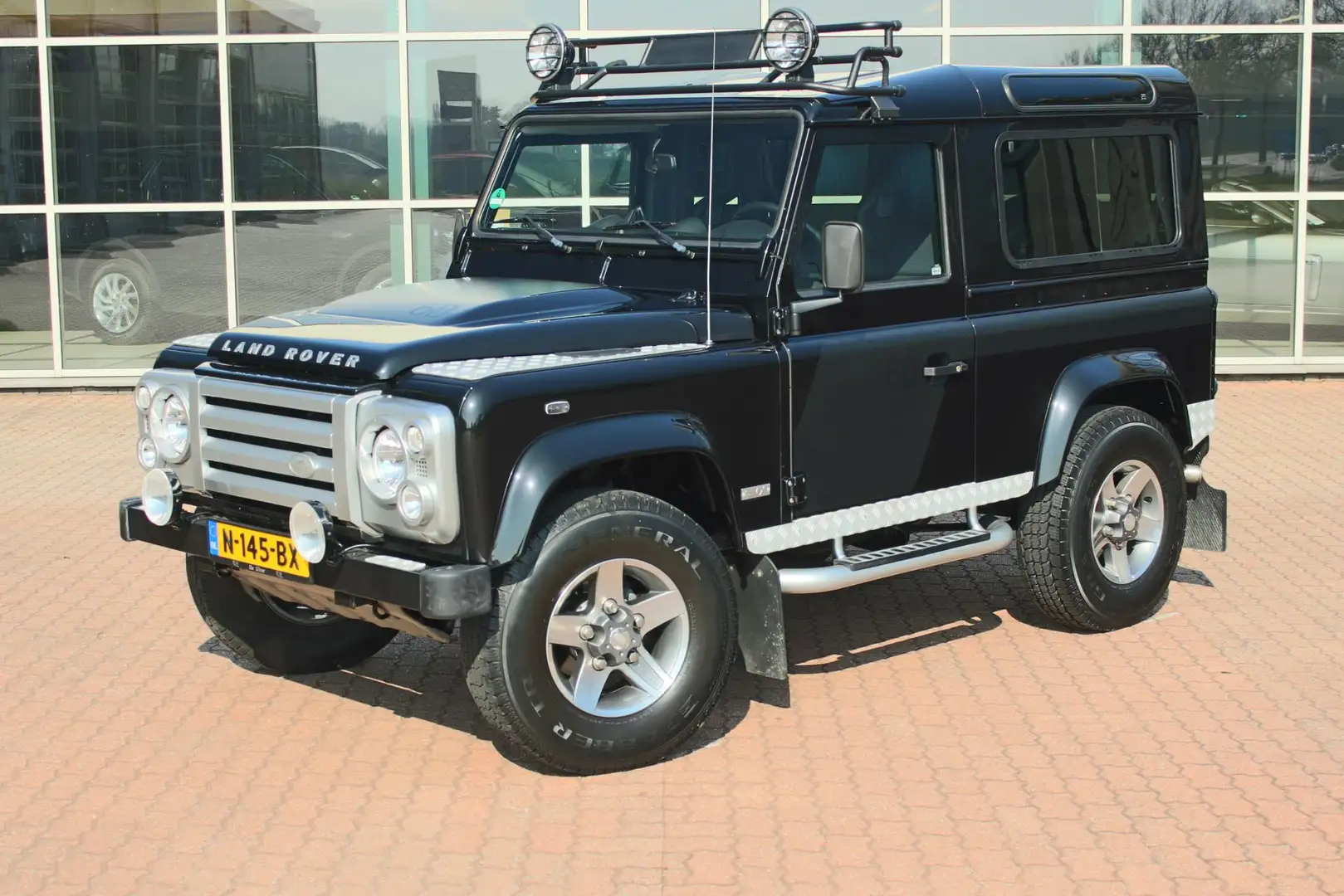 Land Rover Defender 2.4 TD 90 SW SVX 60th Anniversary „De Uiver” Speci Zwart - 2