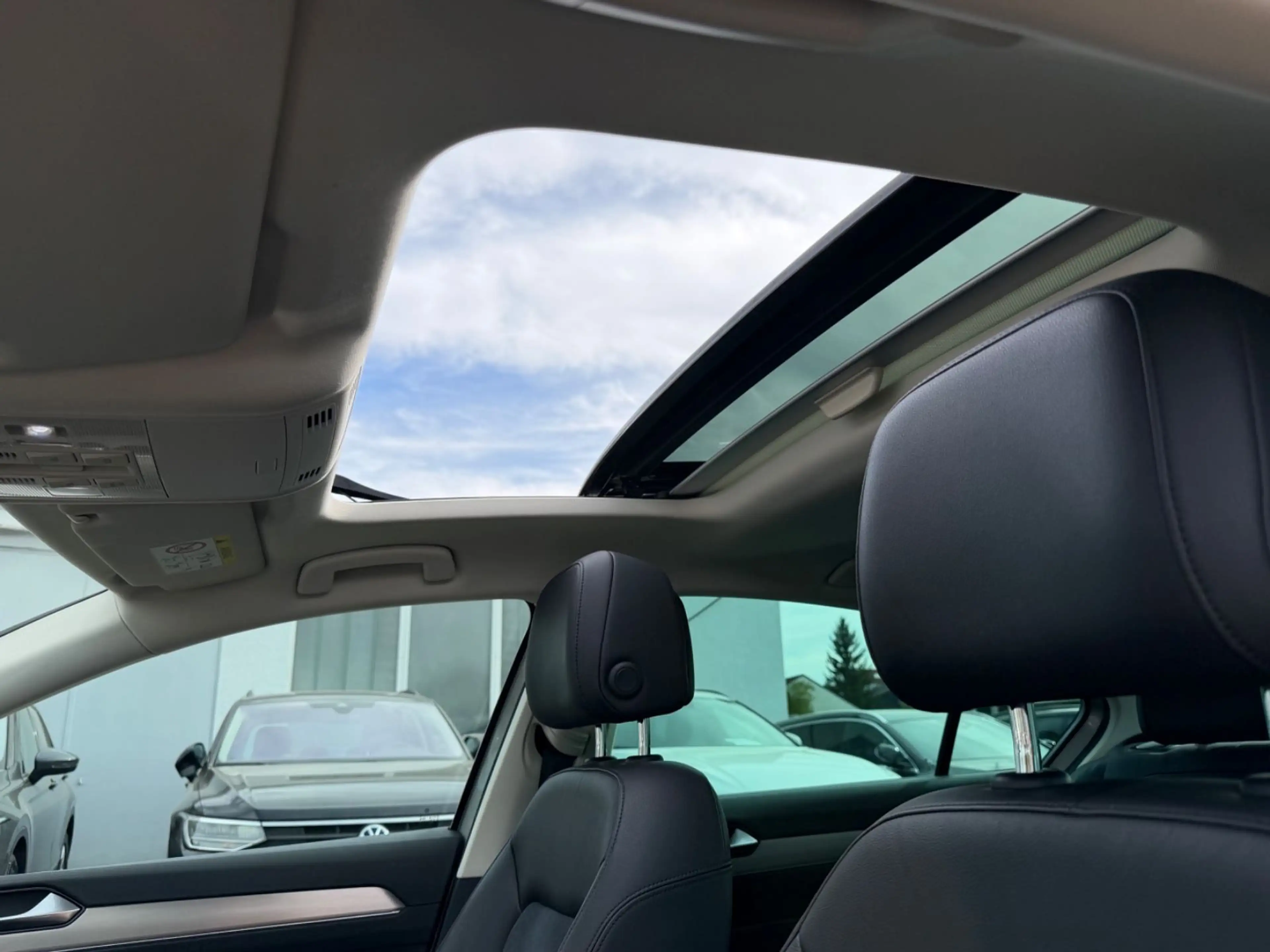 Volkswagen Passat Lim.Highl°R-L°VOLL°LEDER°NAVI°PANO°KAMERA — photo 14