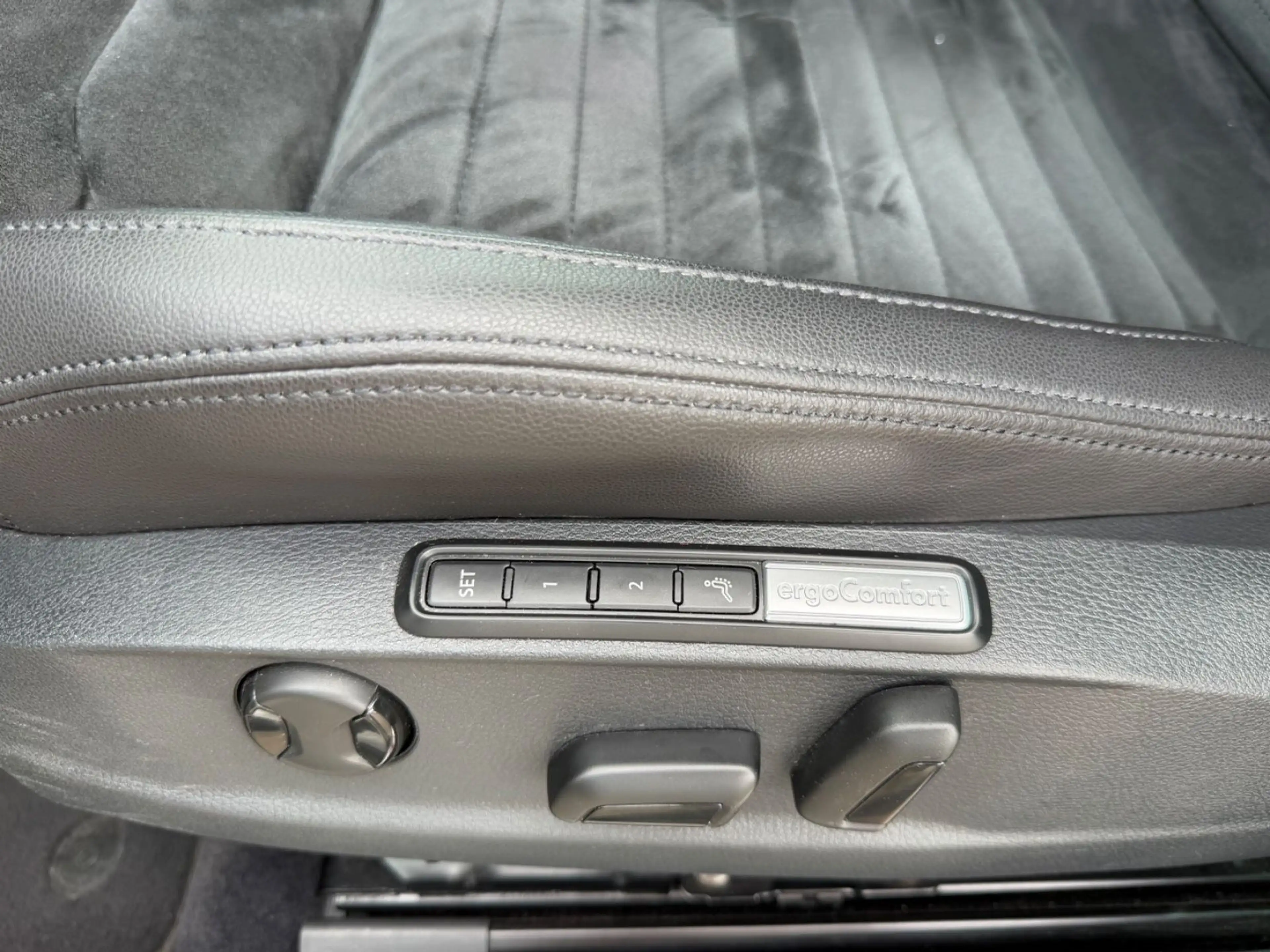 Volkswagen Passat Lim.Highl°R-L°VOLL°LEDER°NAVI°PANO°KAMERA — photo 13