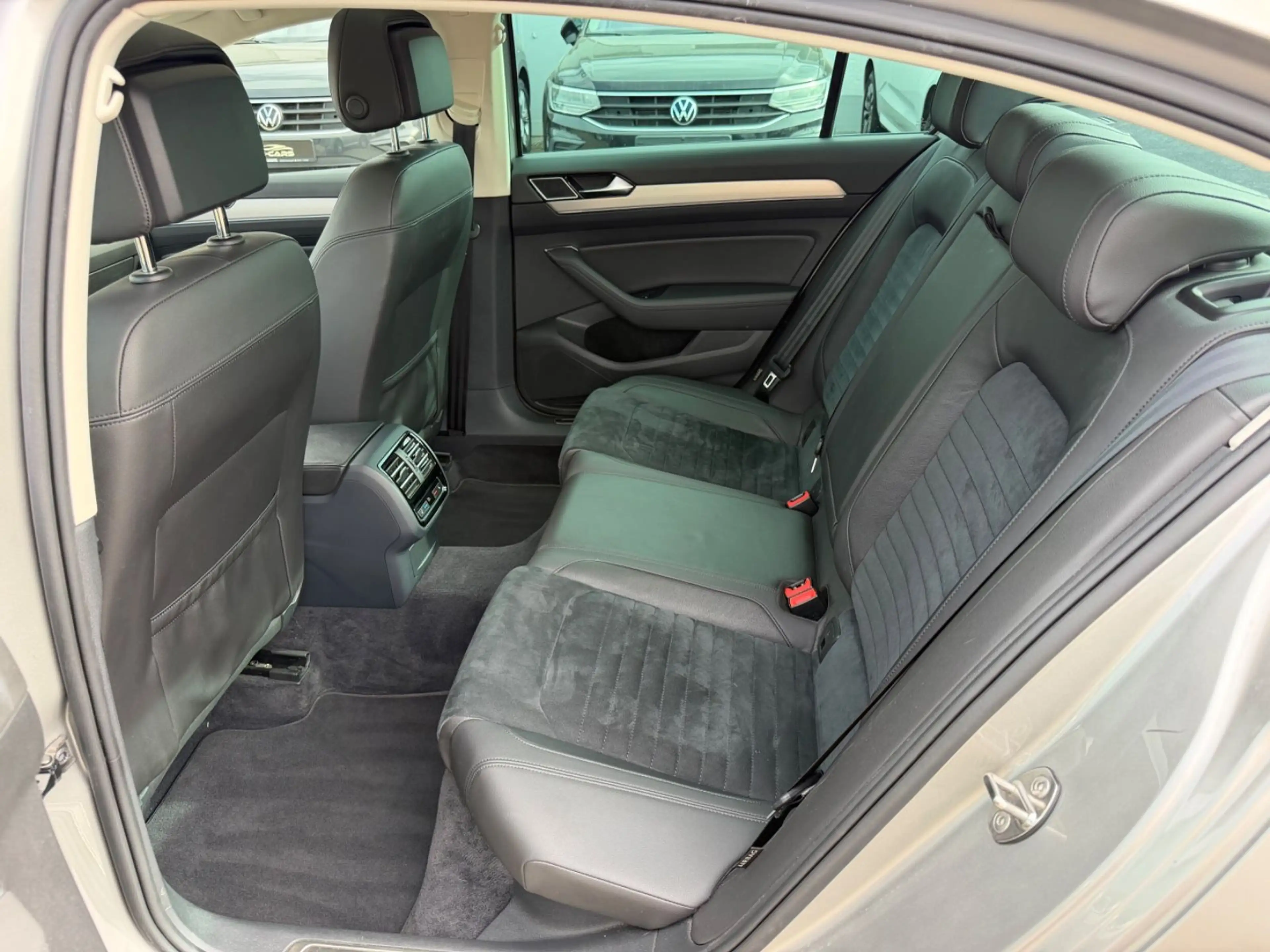 Volkswagen Passat Lim.Highl°R-L°VOLL°LEDER°NAVI°PANO°KAMERA — photo 11