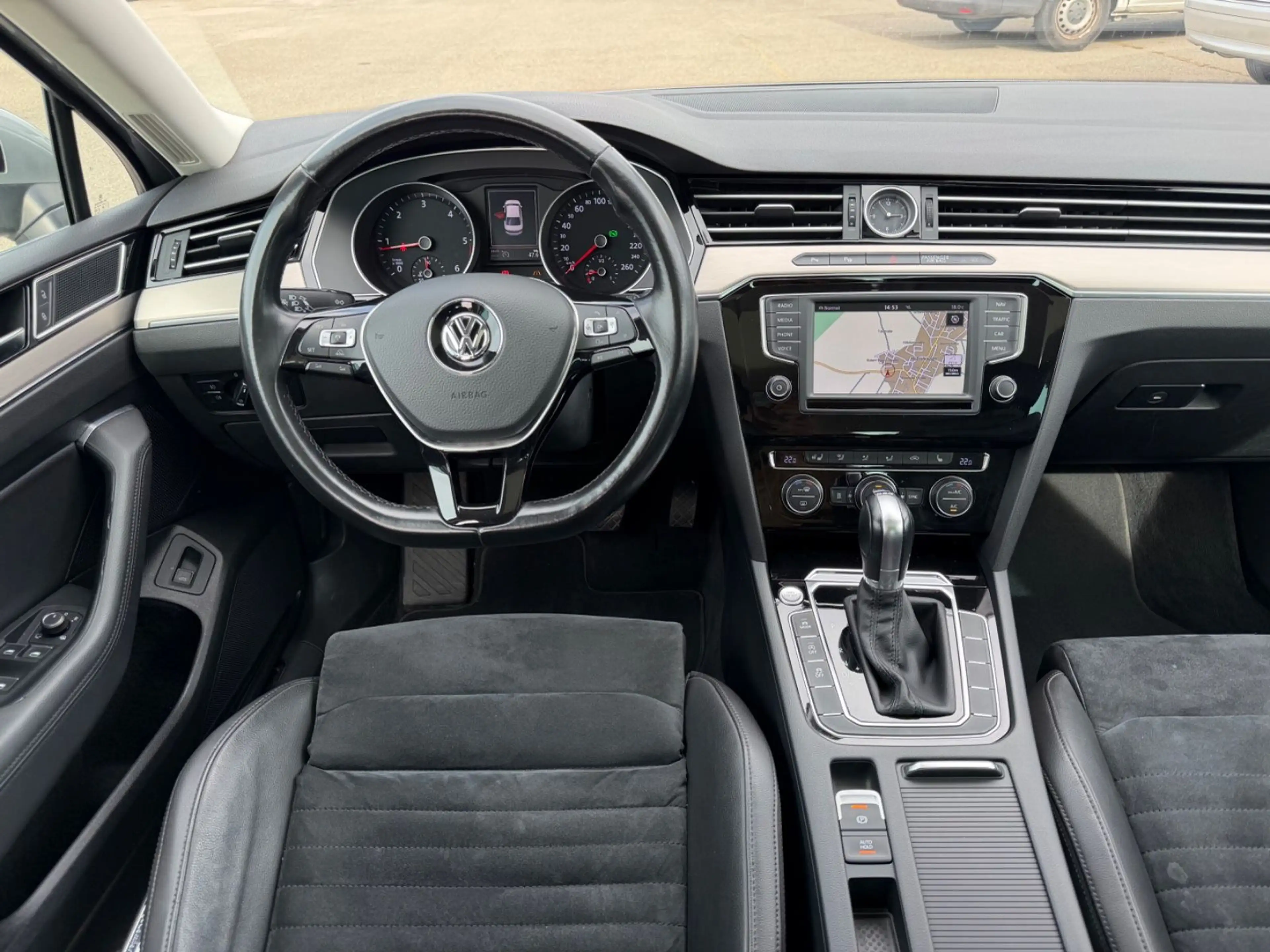 Volkswagen Passat Lim.Highl°R-L°VOLL°LEDER°NAVI°PANO°KAMERA — photo 9