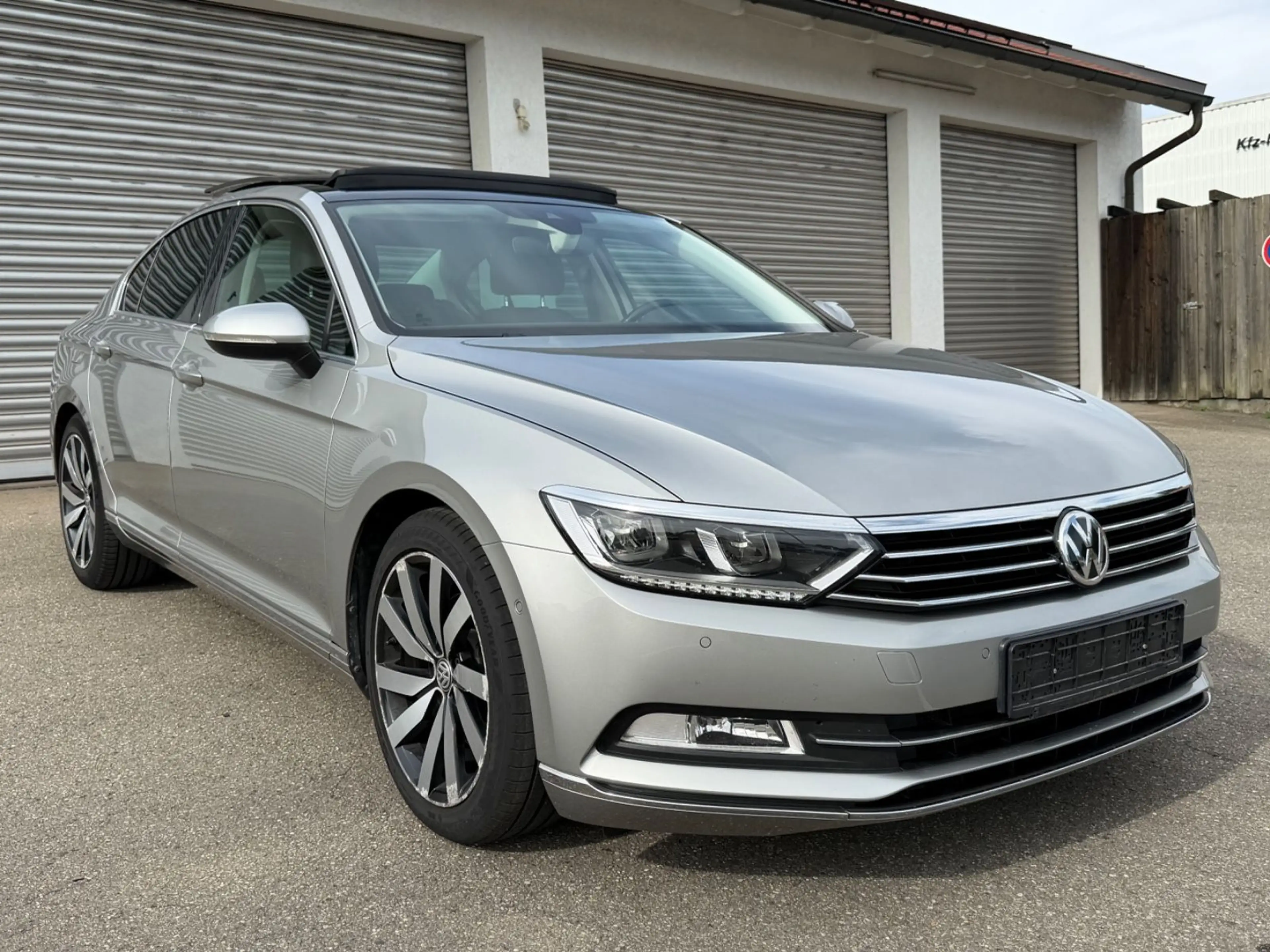 Volkswagen Passat Lim.Highl°R-L°VOLL°LEDER°NAVI°PANO°KAMERA — photo 3