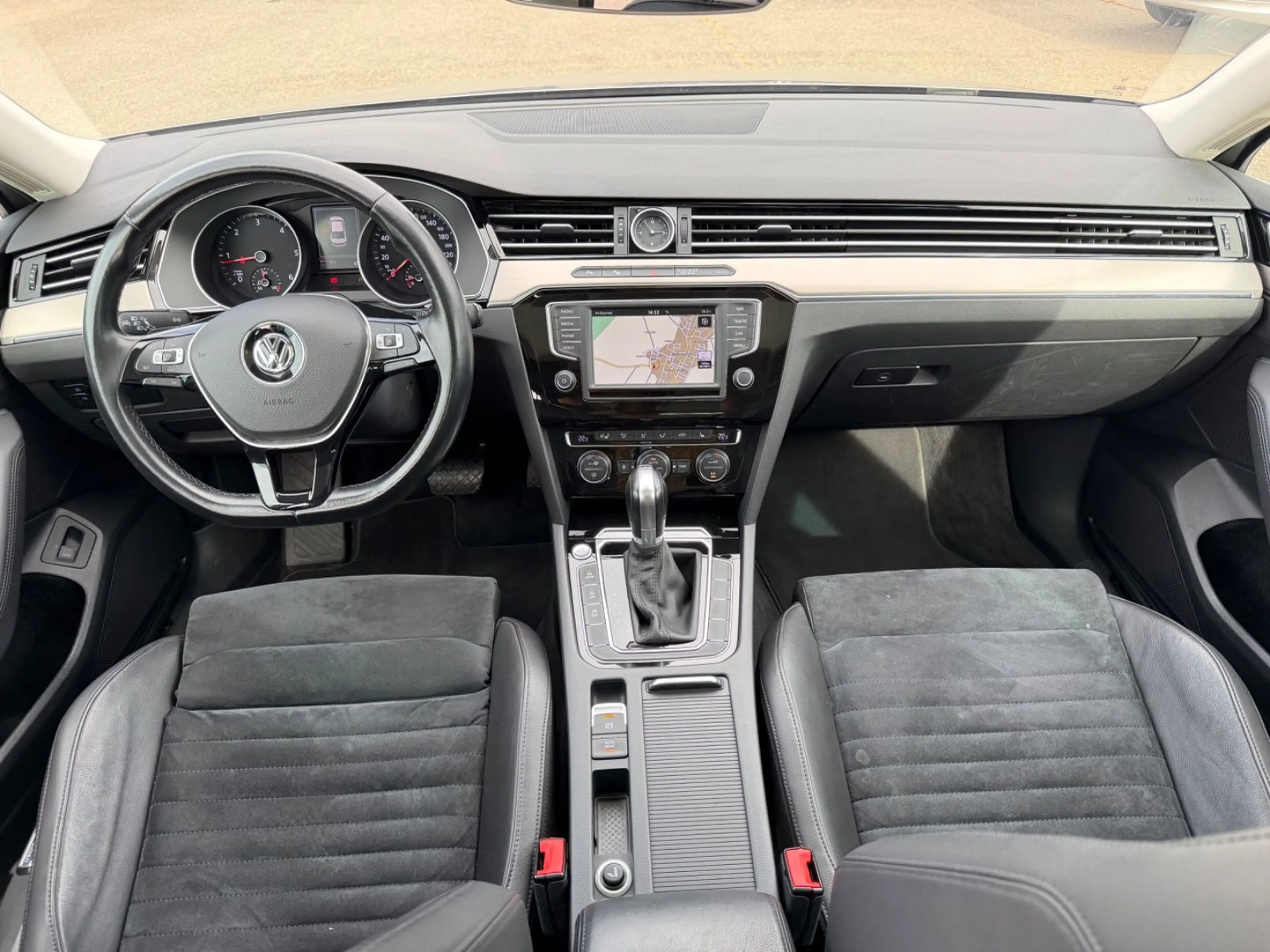Volkswagen Passat Lim.Highl°R-L°VOLL°LEDER°NAVI°PANO°KAMERA — photo 10