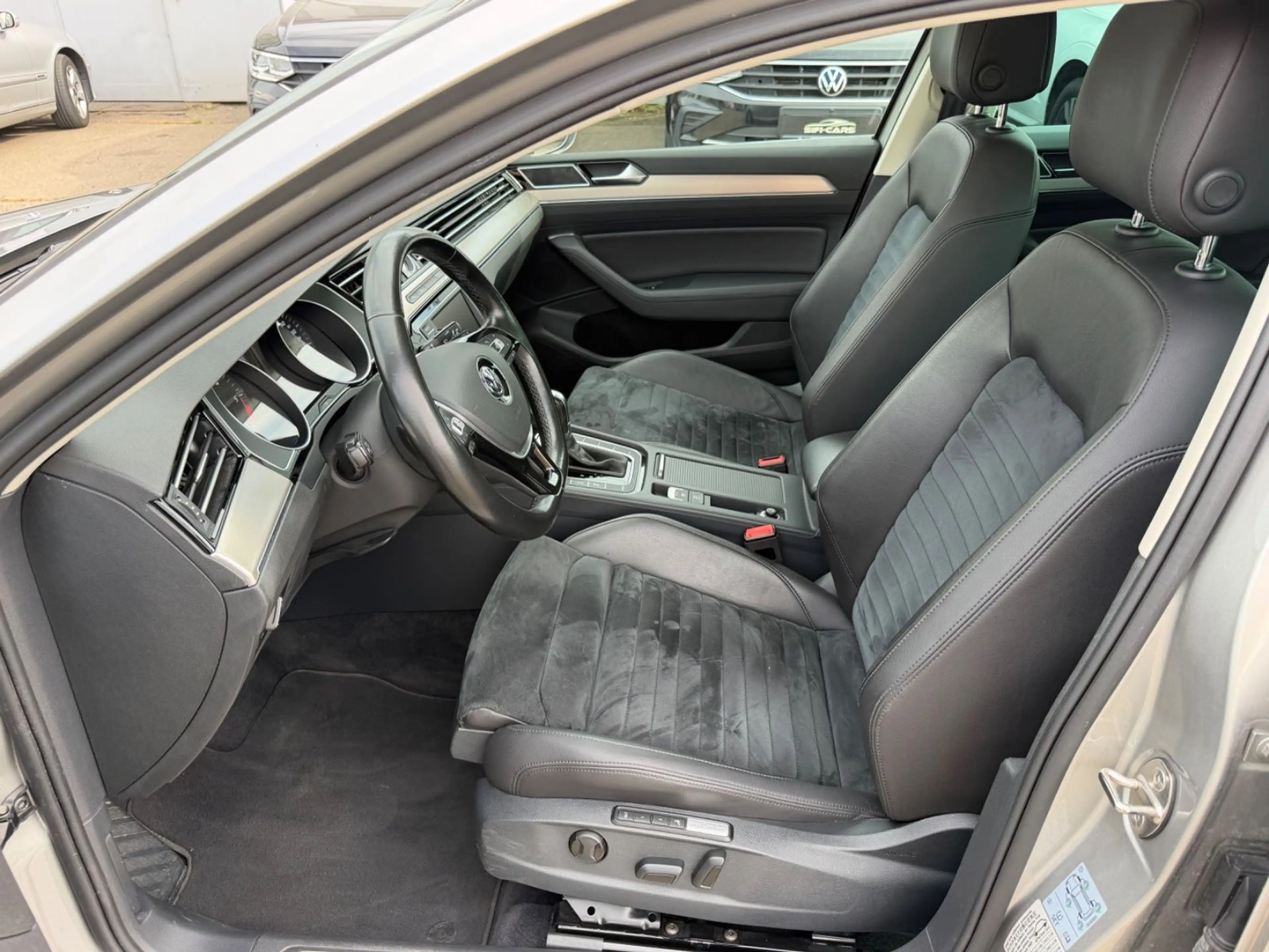 Volkswagen Passat Lim.Highl°R-L°VOLL°LEDER°NAVI°PANO°KAMERA — photo 12