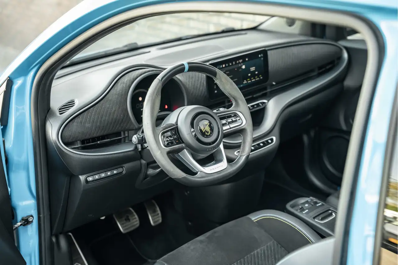 Abarth 500C 2023 — фото 8