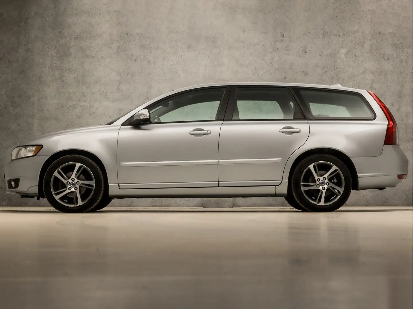 Volvo V50 1.6 D2 S/S R Limited Edition (CLIMATE, XENON, STOE Grijs - 2