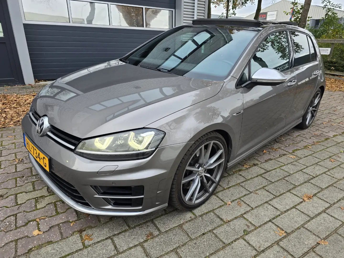 Volkswagen Golf 20 TSI R 4Motion Pano Leer 400PK Grau - 1