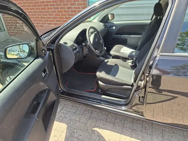 Ford Mondeo view 8