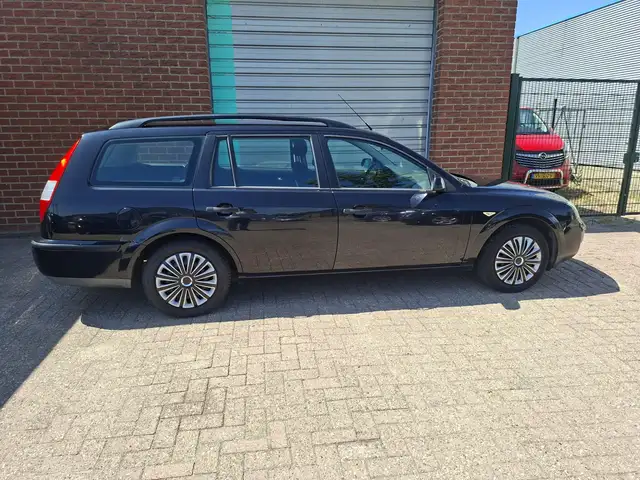 Ford Mondeo view 4