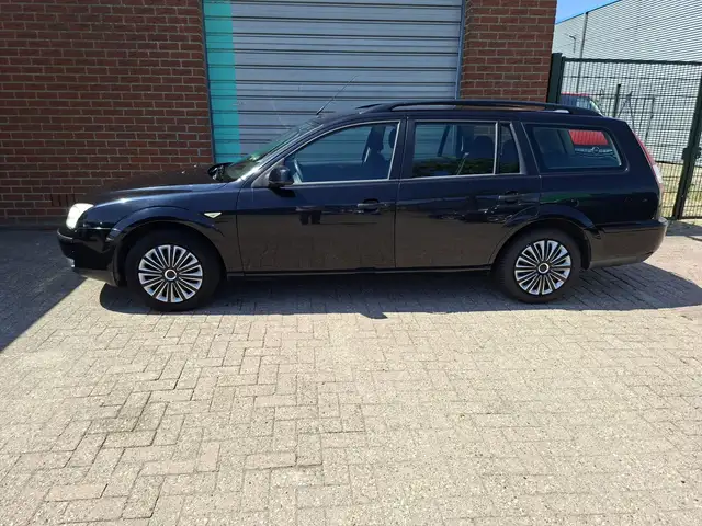 Ford Mondeo view 3