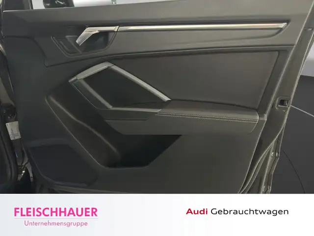 Audi Q3 view 18