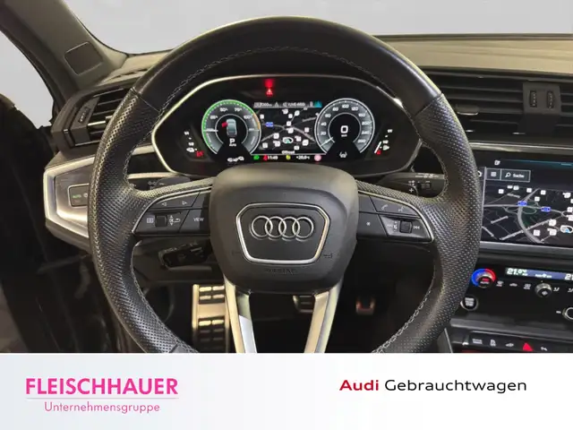 Audi Q3 view 11