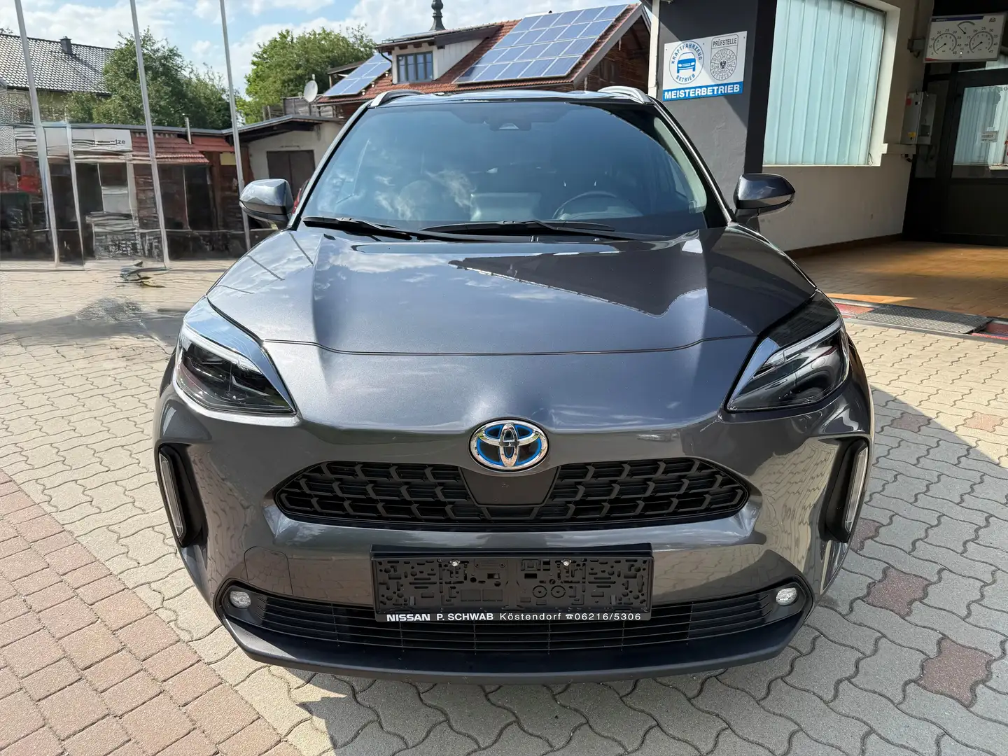 Toyota Yaris Cross 1,5 VVT-i Hybrid Active Drive Aut. Grau - 2