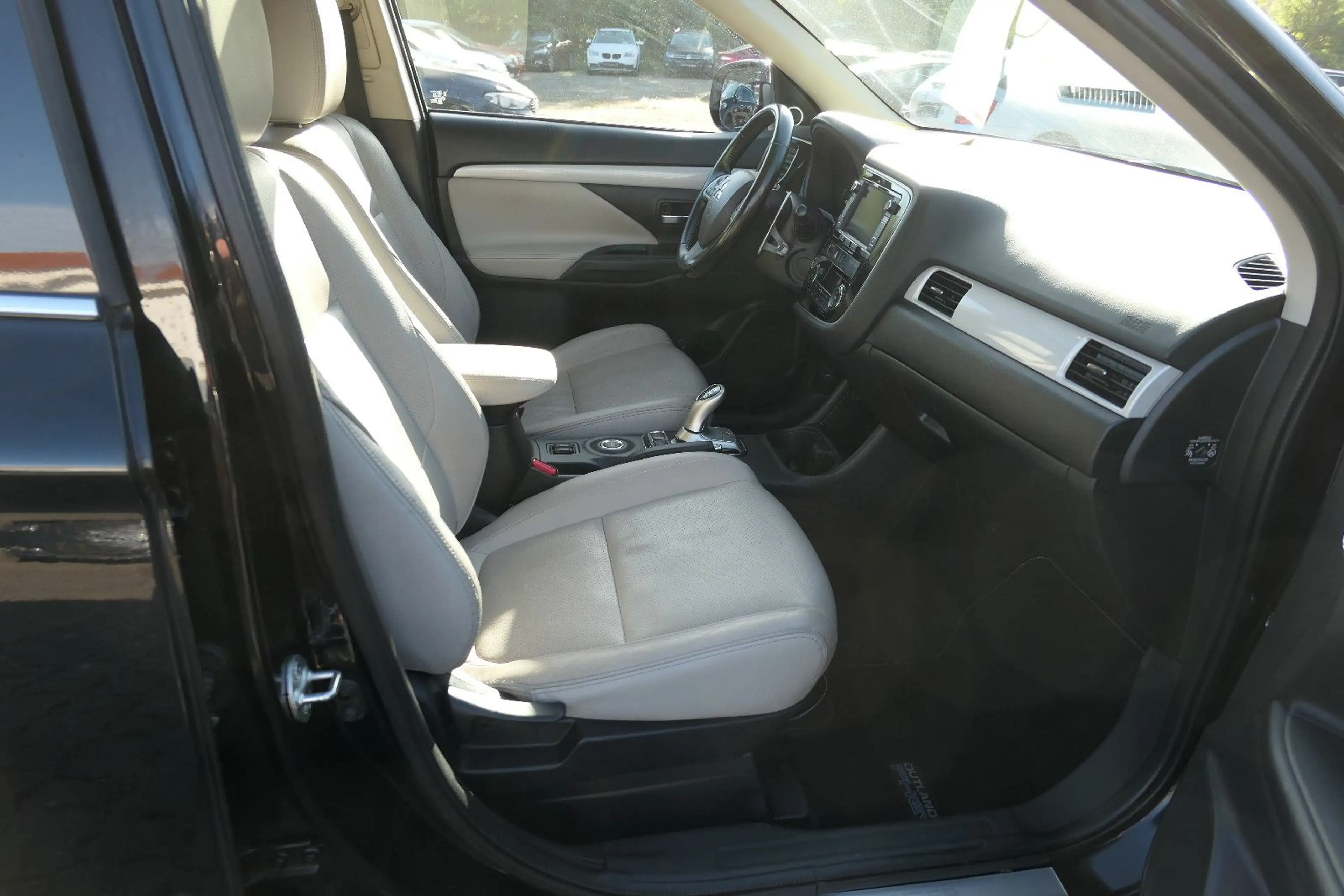 Mitsubishi Outlander PHEV Instyle 4WD/AHK/ACC/R-Cam — photo 10