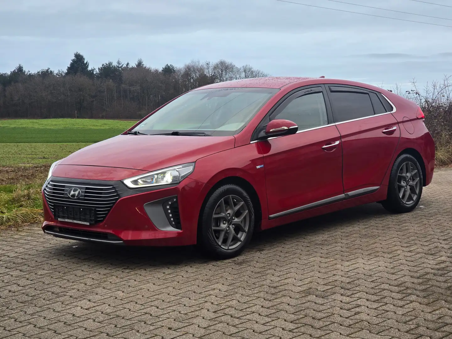 Hyundai IONIQ Premium Hybrid Rot - 1