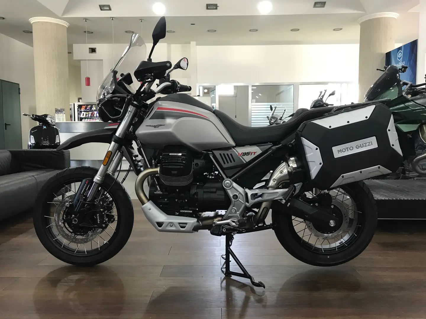 Moto Guzzi V 85 TRAVEL Gris - 2