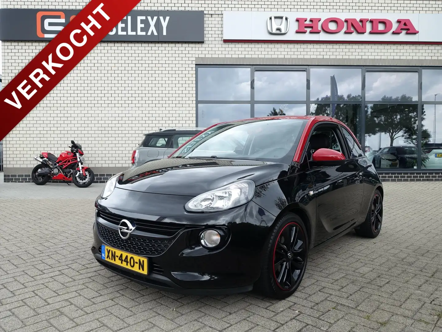 Opel Adam 1.0 Turbo Start/Stop 90PK ADAM GLAM FAVOURITE Zwart - 1