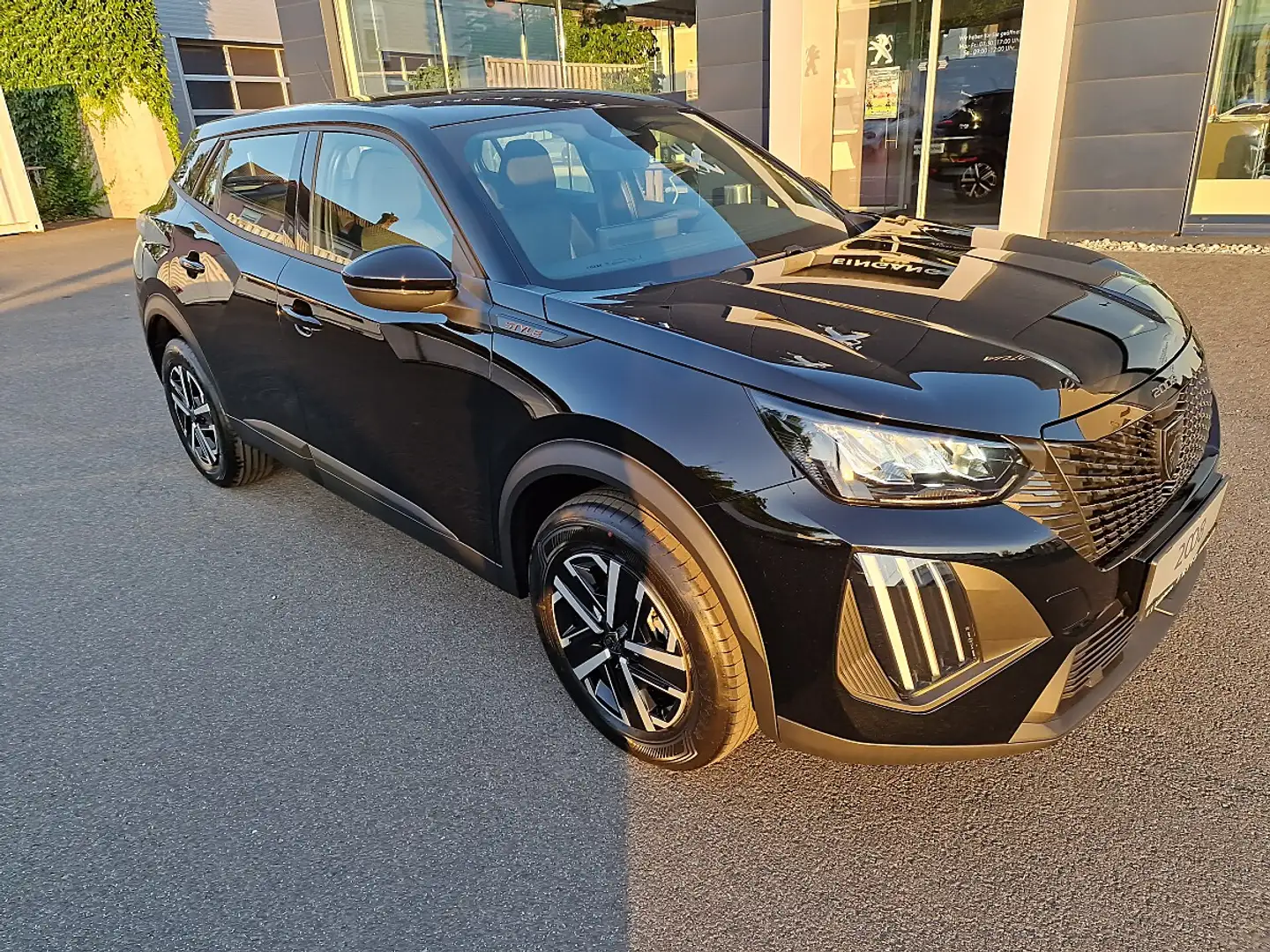 Peugeot 2008 Hybrid 110 e-DCS6 Style Schwarz - 1