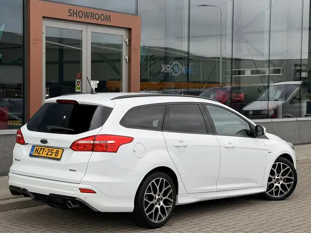 Ford Focus view 12