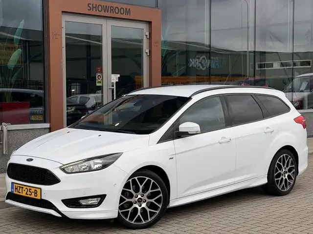 Ford Focus view 3