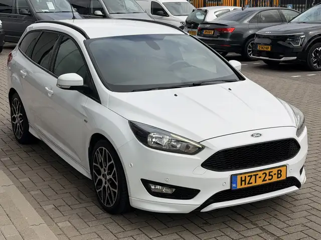 Ford Focus view 9
