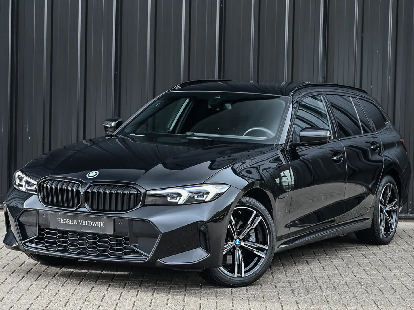 BMW 330 3-serie Touring 330e | M-SPORT | GROTE ACCU | 19,5 Zwart - 2