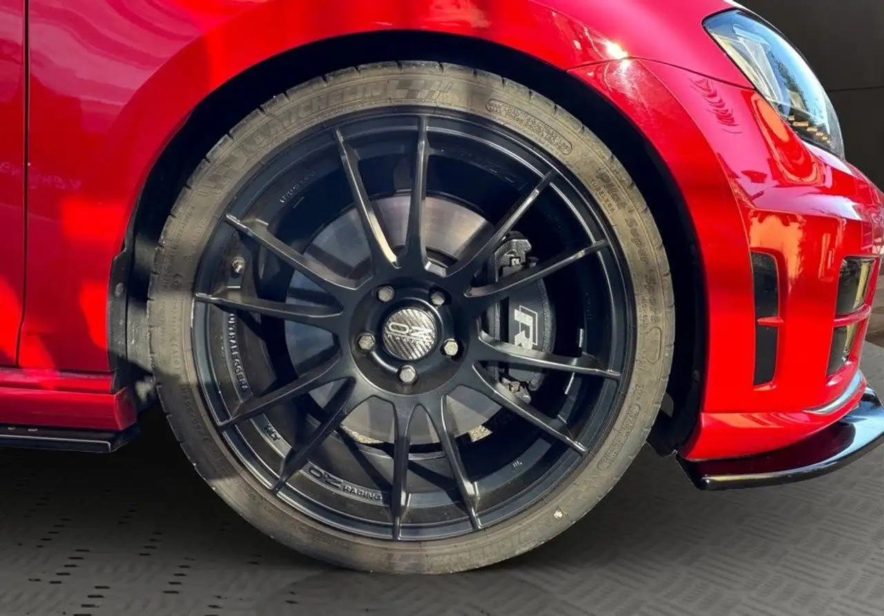 Volkswagen Golf R — photo 18