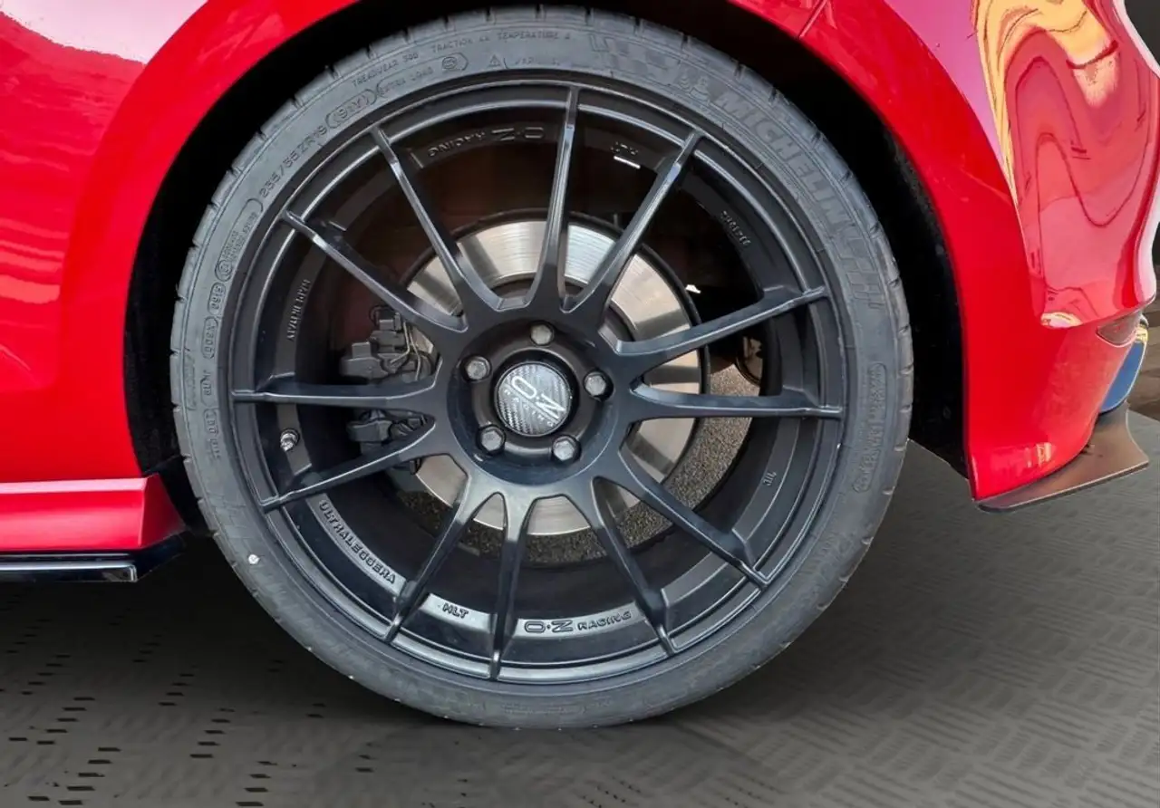Volkswagen Golf R — photo 21