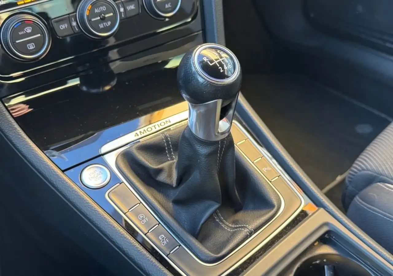 Volkswagen Golf R — photo 16