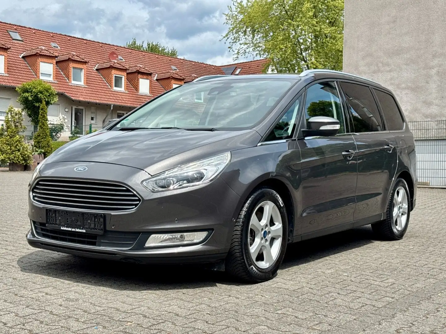 Ford Galaxy Titanium 7Sitzer Automatik Xenon Navi AHK Gris - 1
