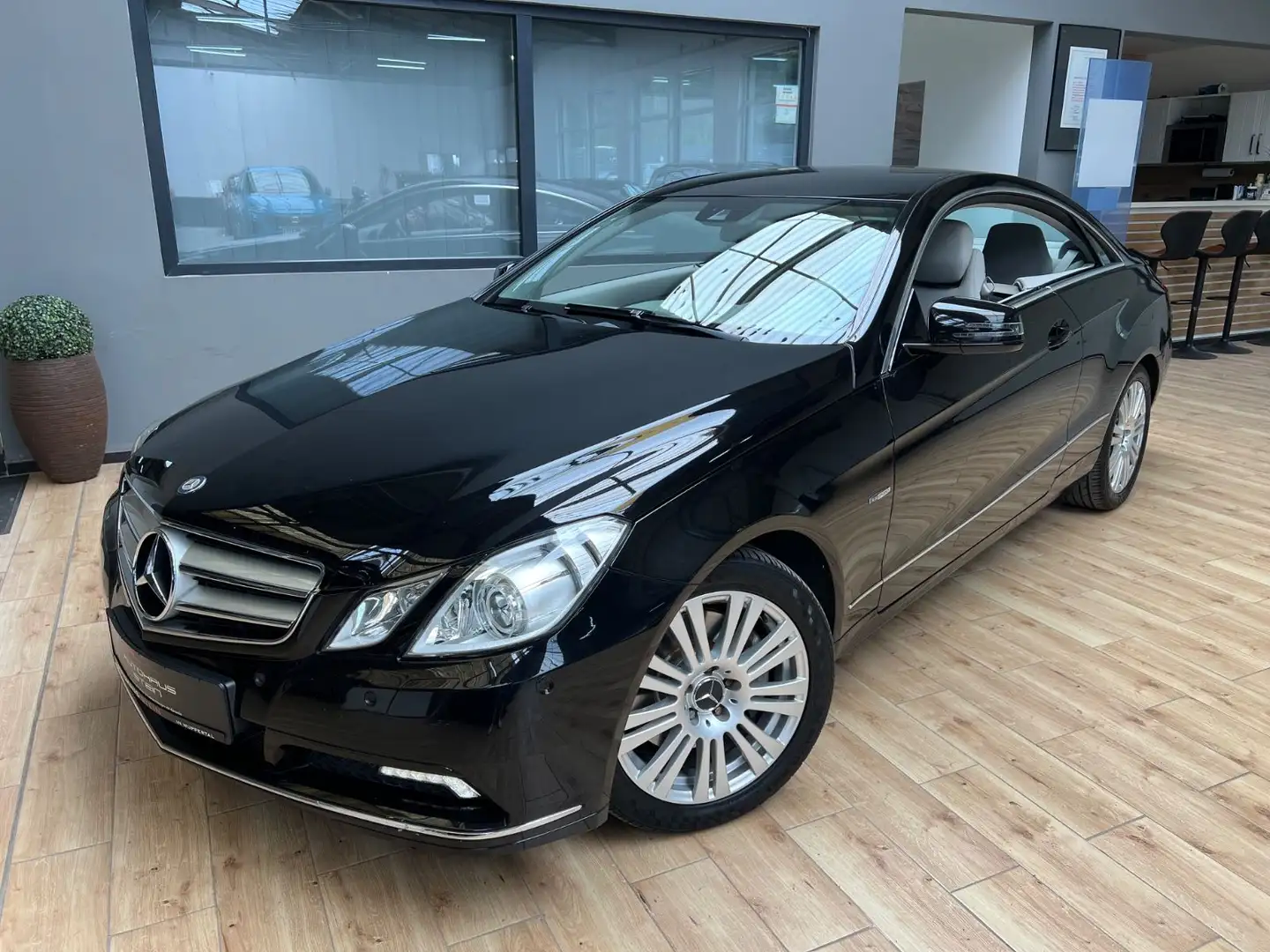 Mercedes-Benz E 250 Klasse Coupe CDI BlueEfficiency/Navi/Kame Schwarz - 1