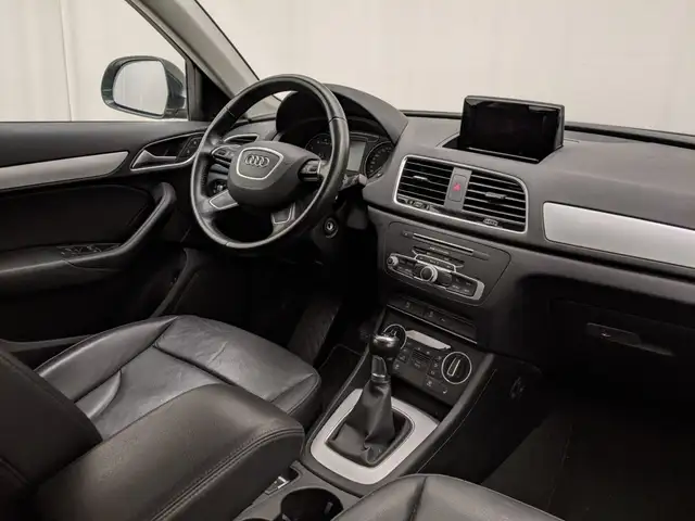 Audi Q3 view 6