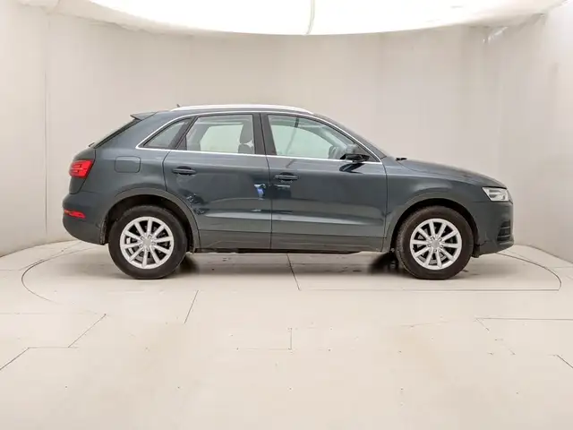 Audi Q3 view 3