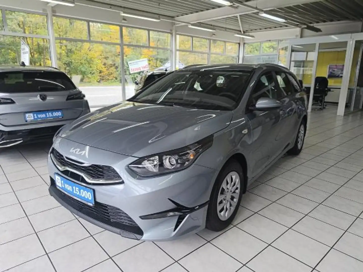 Kia Ceed / cee'd SW 1.5 T-GDI Vision 7-G DCT Automatik Grau - 1