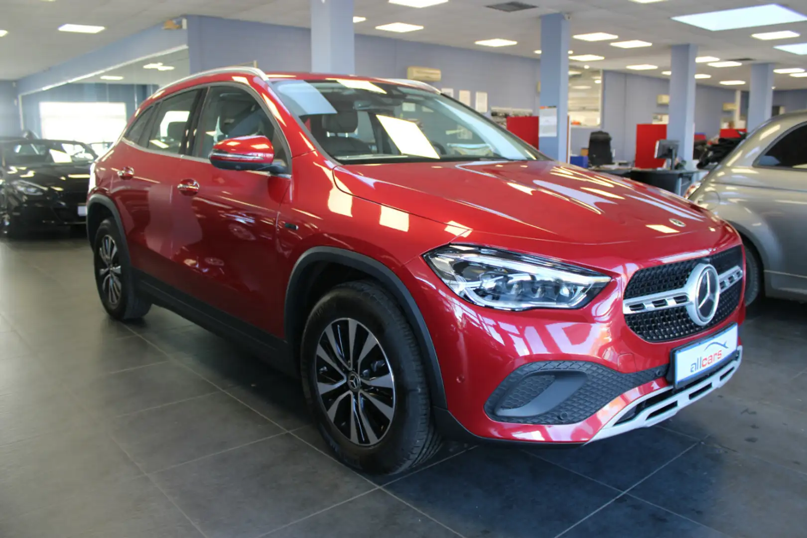 Mercedes-Benz GLA 250 e 8G-DCT Style Rot - 1