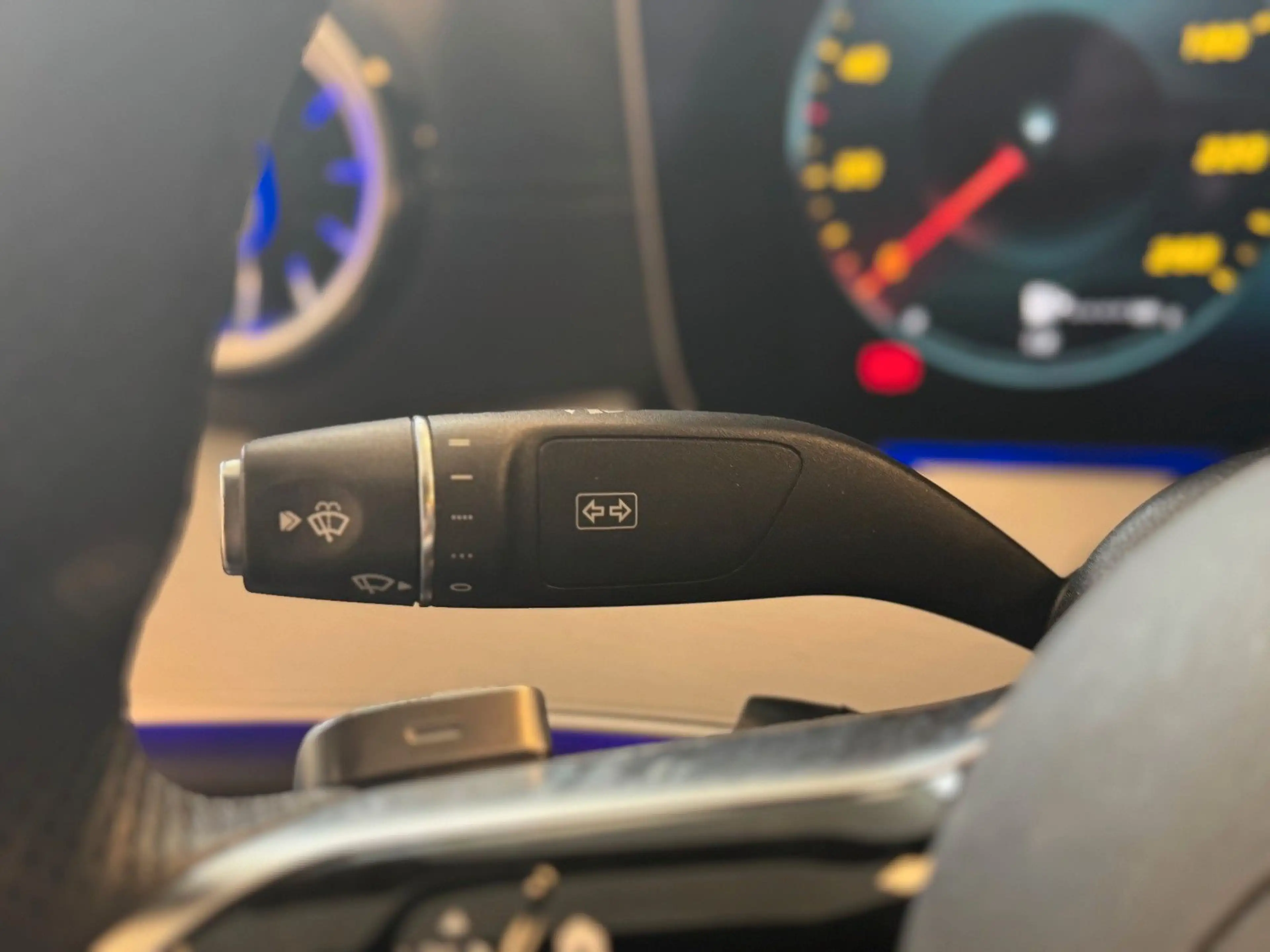 Mercedes-Benz CLS 400 d 4M AMG Distr. SHD RFK LED CarPlay — photo 13