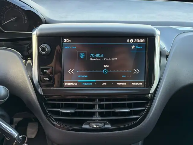 Peugeot 208 view 11