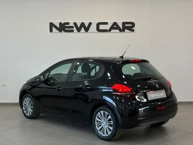 Peugeot 208 view 6