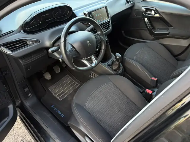 Peugeot 208 view 13