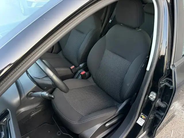 Peugeot 208 view 12