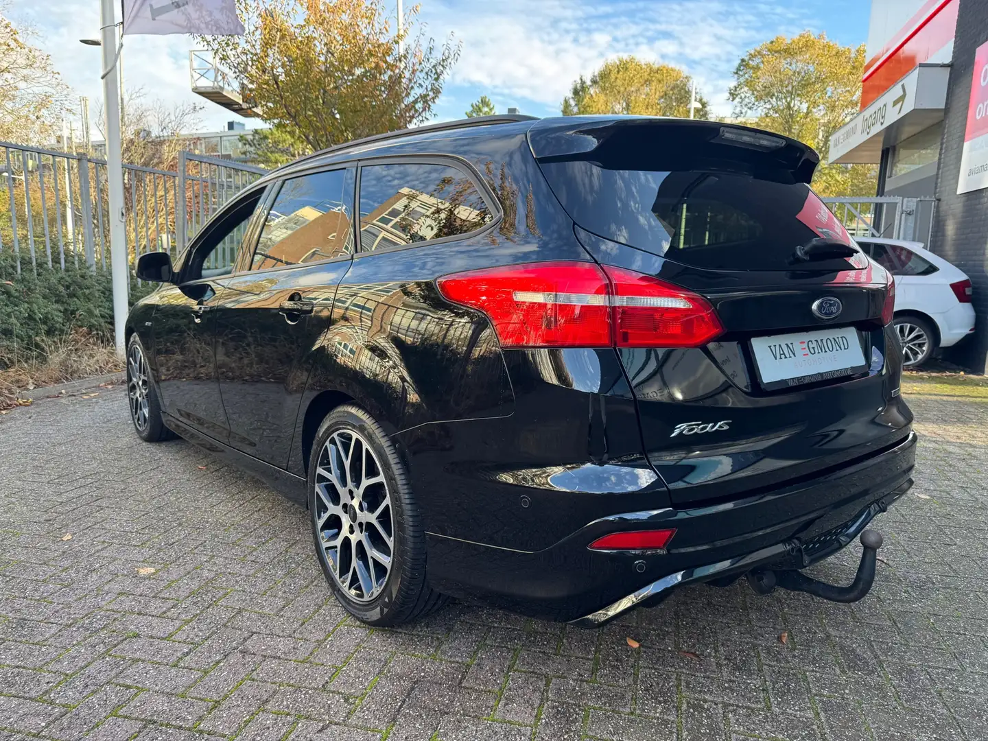 Ford Focus Wagon 1.0 EcoBoost ST Line Business Zwart - 2