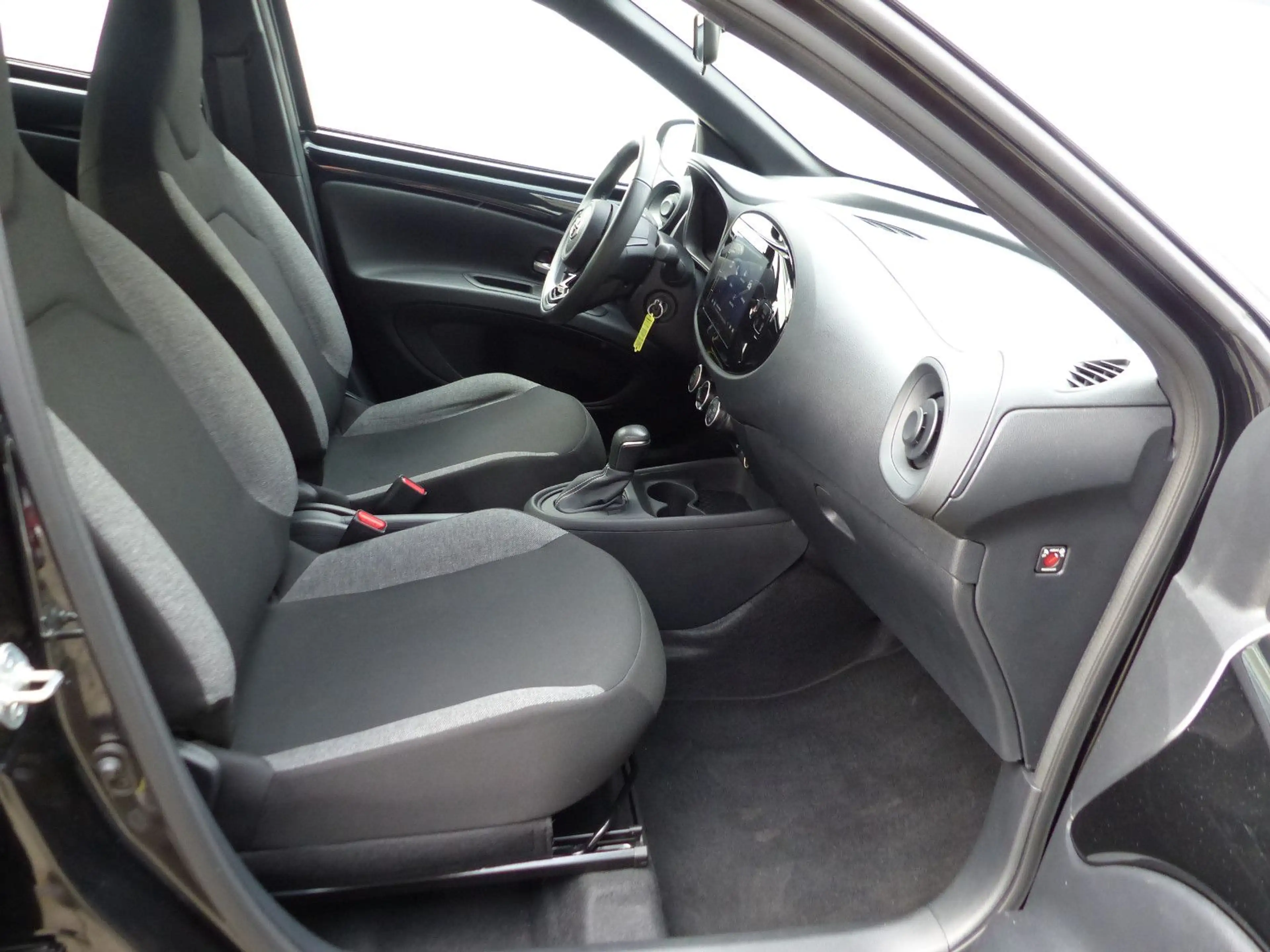 Toyota Aygo X Automatik Business Kamera CarPlay Sitzhzg — photo 4