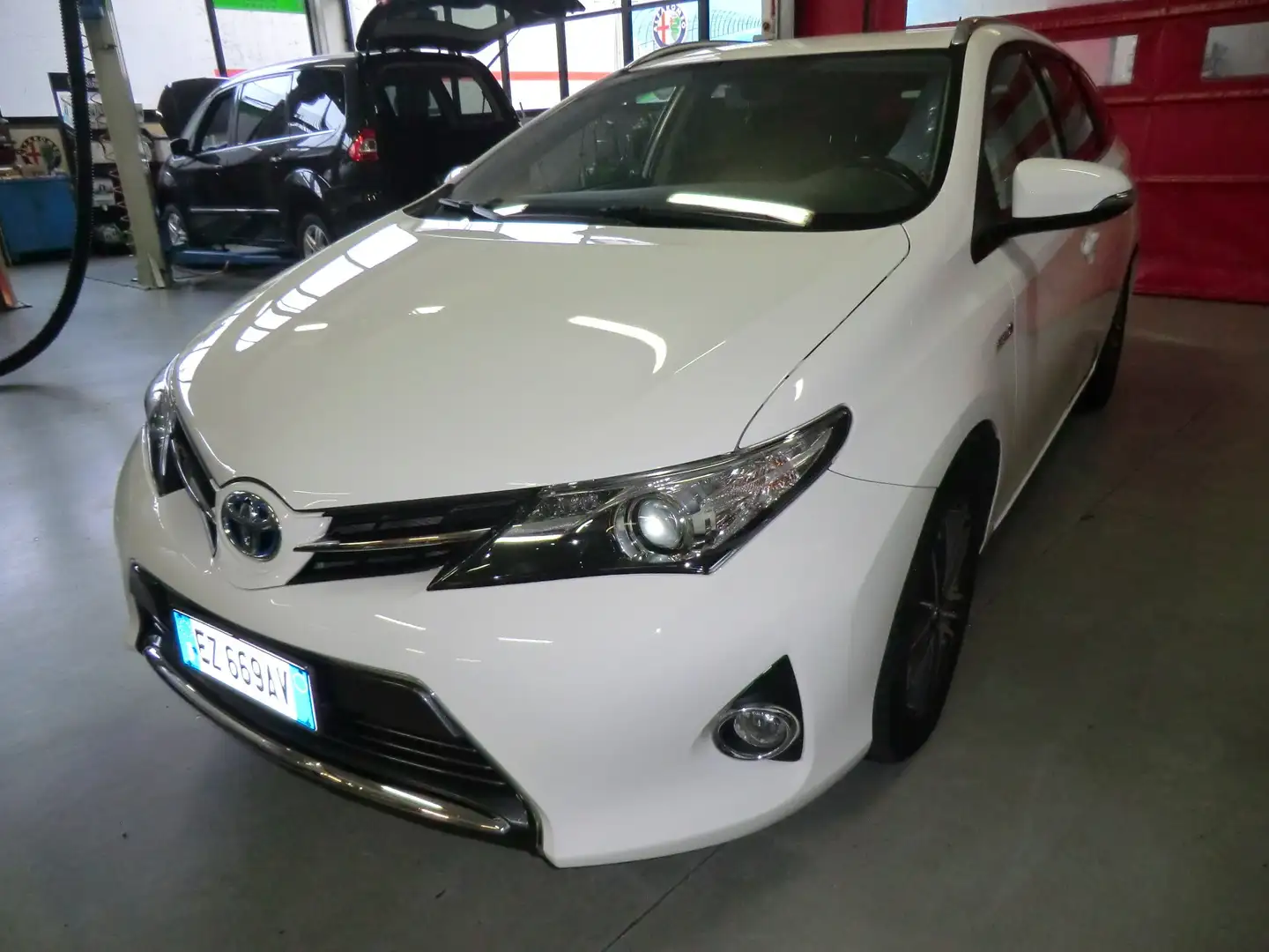Toyota Auris Auris Touring Sport 1.8 hybrid Active eco Bianco - 1